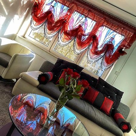 Luxury Red Apartment By Marta 라돔 외부 사진