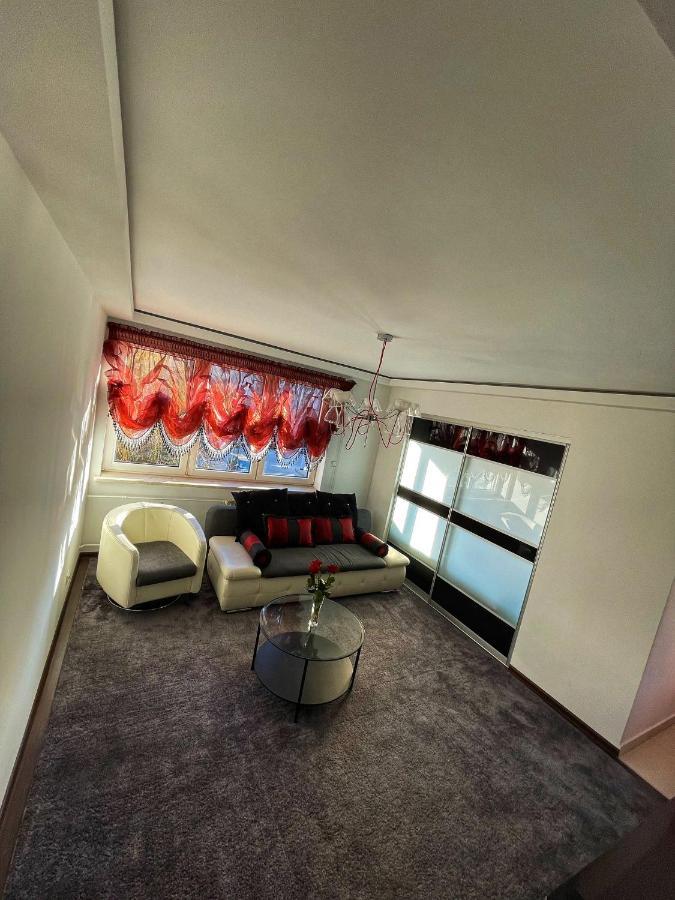 Luxury Red Apartment By Marta 라돔 외부 사진