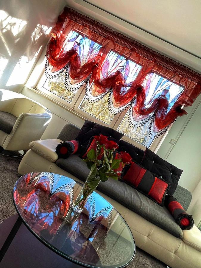 Luxury Red Apartment By Marta 라돔 외부 사진